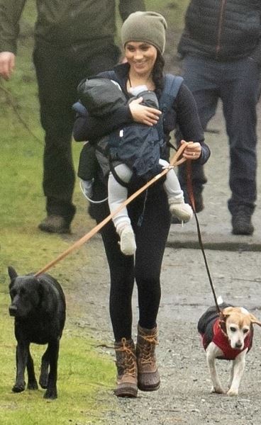 Новая жизнь: Меган Маркл с сыном и собаками сходили на прогулку