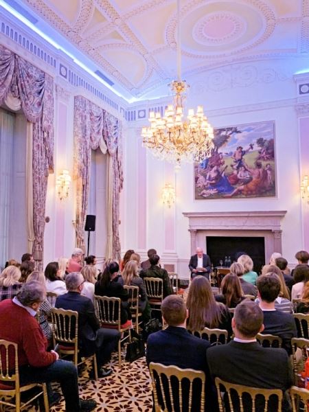 «О времени и о себе»: Владимир Познер выступил с лекцией в Лондоне